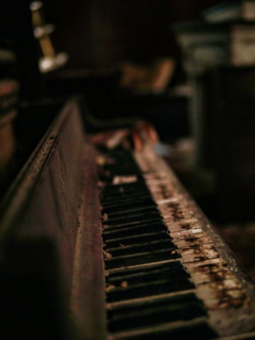 close-up-photography-of-upright-piano.jpg close-up photography of upright piano